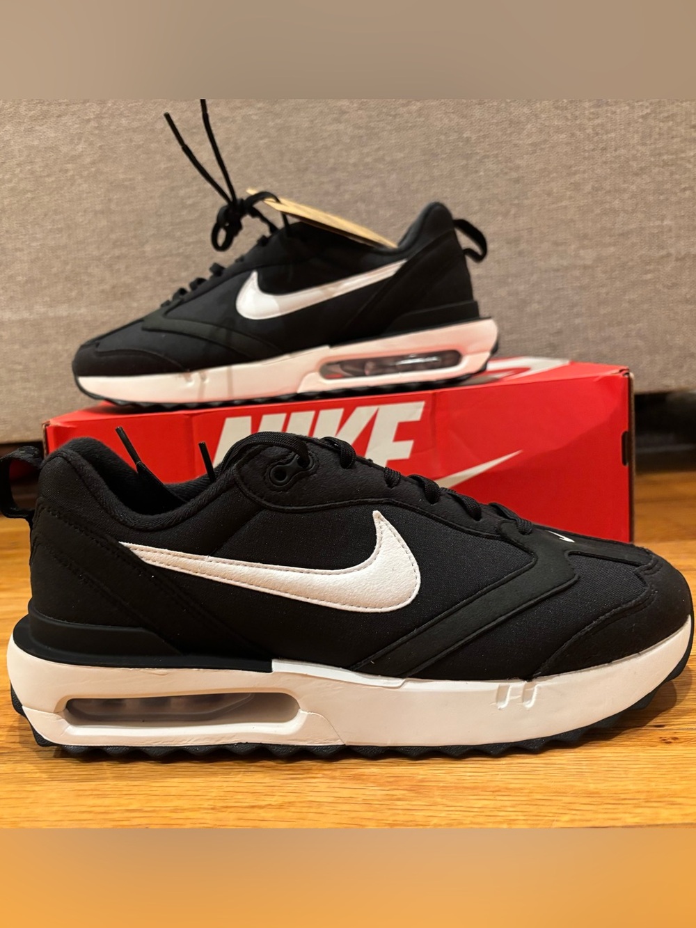 NIKE Air Max Dawn. New in box. Women’s 9.